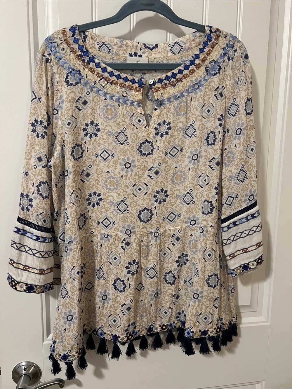 J Jill tunic top with embroidery and cute tassels!
Size M